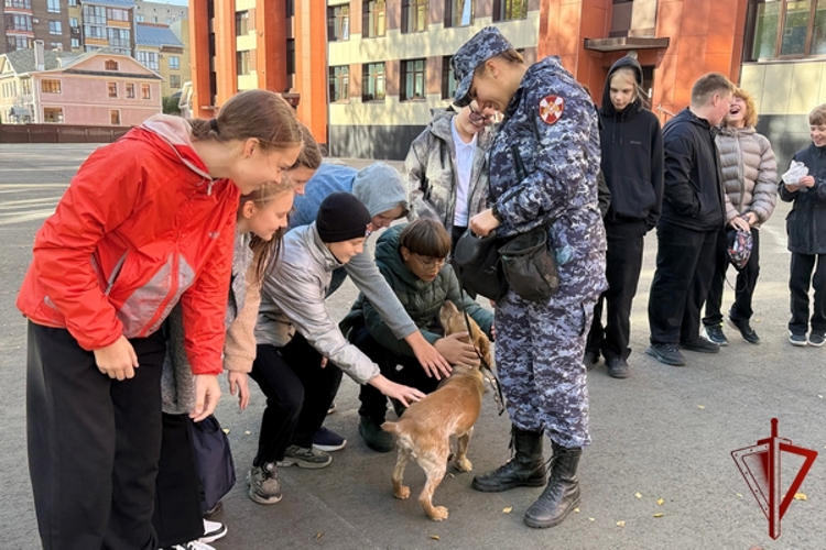 Росгвардейцы провели для вологодских школьников «Урок Мужества», приуроченный к 10-летию регионального Управления Росгвардии