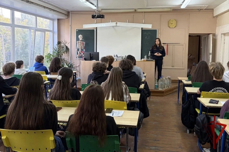 В Череповце росгвардейцы провели ряд встреч с учениками старших классов