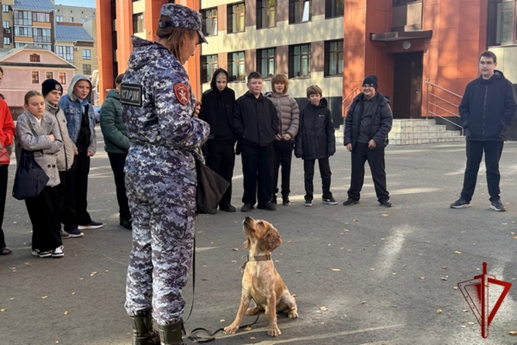 Росгвардейцы провели для вологодских школьников «Урок Мужества», приуроченный к 10-летию регионального Управления Росгвардии
