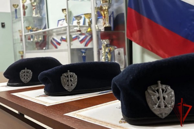 В Вологде молодым сотрудникам СОБР в профессиональный праздник вручены береты