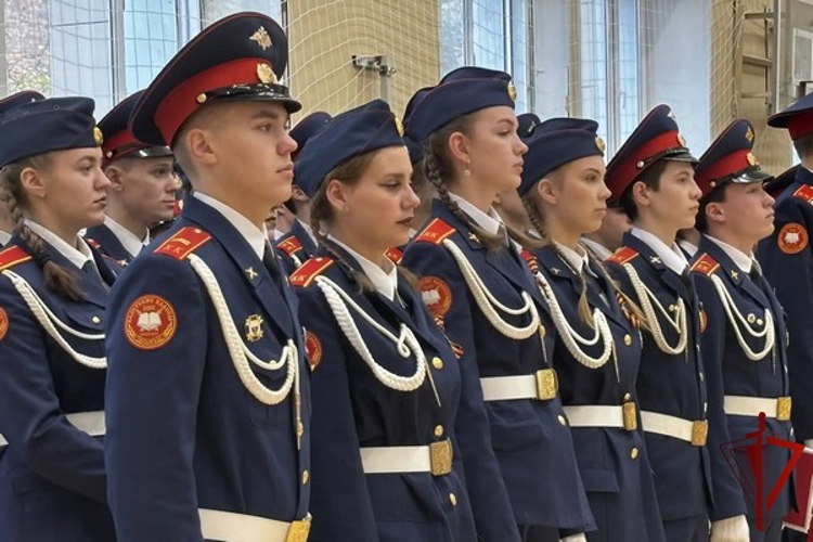 В Вологде руководство и ветераны Росгвардии приняли участие в церемонии посвящения в кадеты подшефной школы