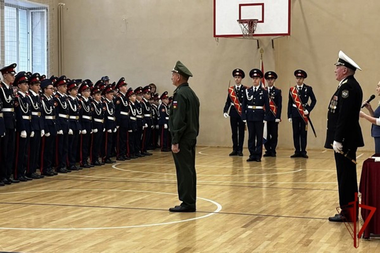 В Вологде руководство и ветераны Росгвардии приняли участие в церемонии посвящения в кадеты подшефной школы