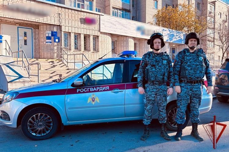 В Вологодской области росгвардейцы уберегли сокольчанина от перевода денежных средств мошенникам